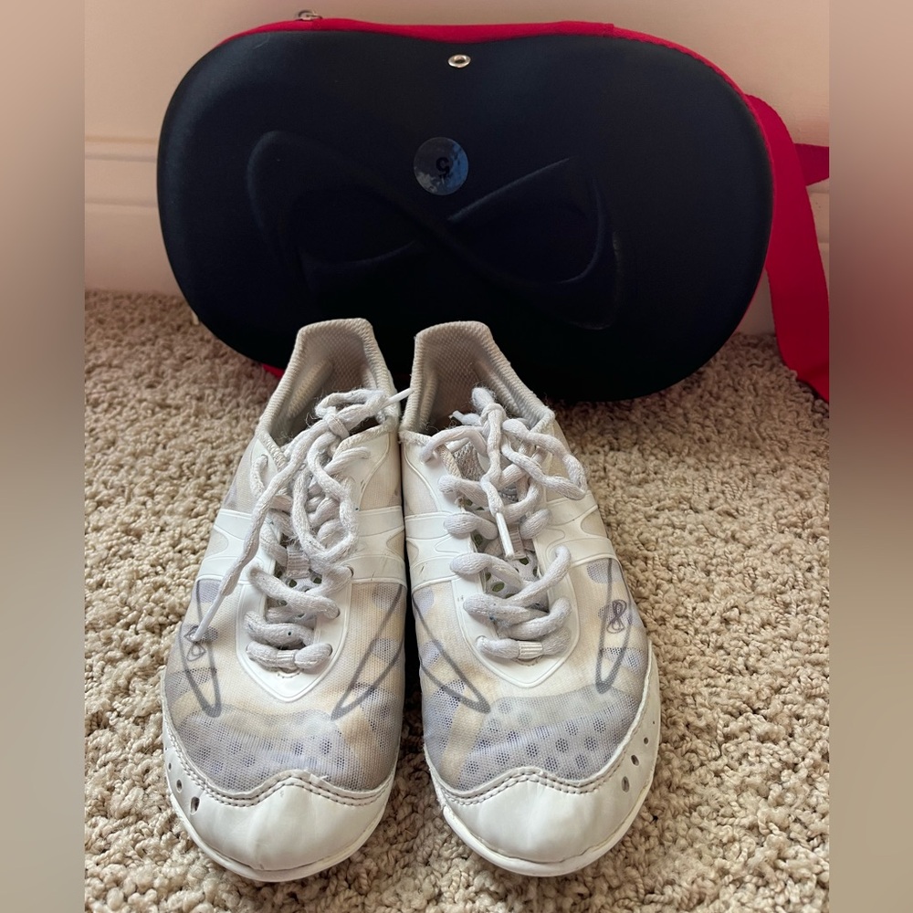 Nfinity Vengeance size 5 with case